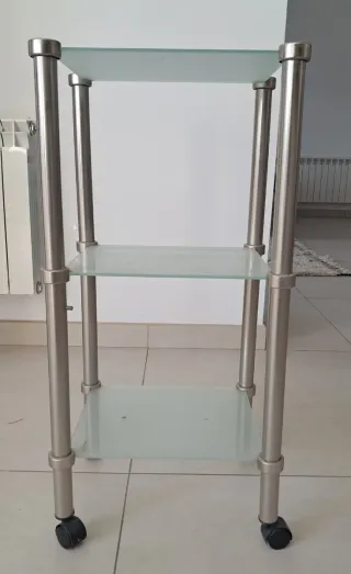 Estantería de cristal con ruedas