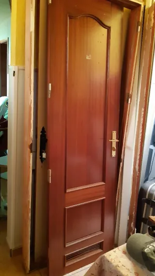 Puerta de interior con marco