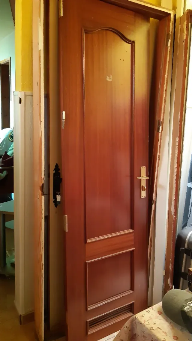 Puerta de interior con marco