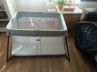 Cuna de viaje BabyBjorn + sábana ajustable