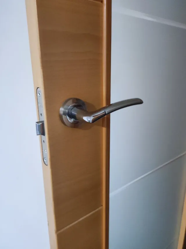 Puerta madera maciza con cristal