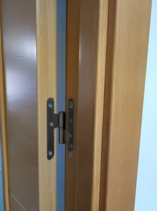 Puerta madera maciza con cristal