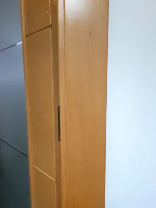 Puerta madera maciza con cristal