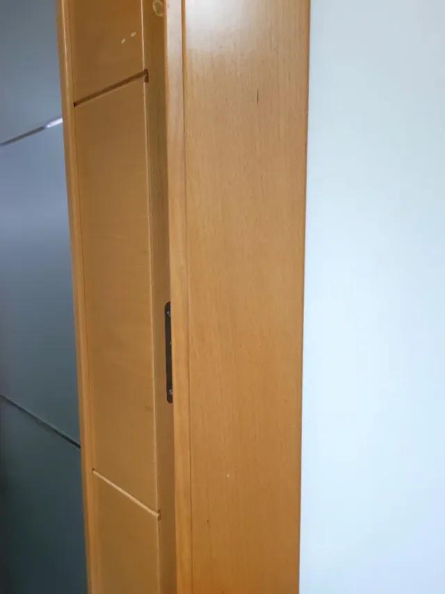 Puerta madera maciza con cristal