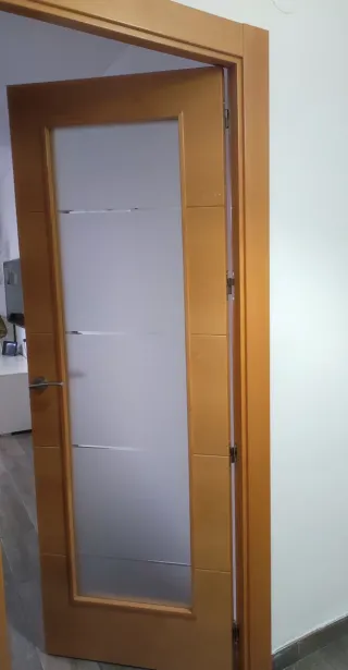 Puerta madera maciza con cristal