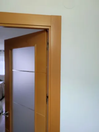 Puerta madera maciza con cristal