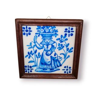Azulejo Viúva Lamego Lavradeira com moldura