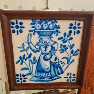 Azulejo Viúva Lamego Lavradeira com moldura