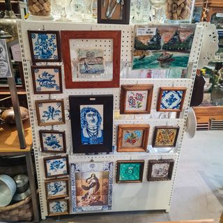 Azulejo Viúva Lamego Lavradeira com moldura