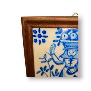 Azulejo Viúva Lamego Lavradeira com moldura