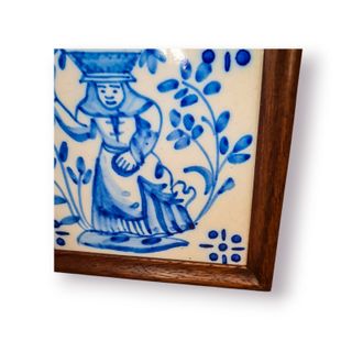 Azulejo Viúva Lamego Lavradeira com moldura
