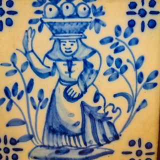 Azulejo Viúva Lamego Lavradeira com moldura