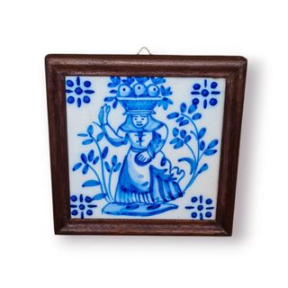 Azulejo Viúva Lamego Lavradeira com moldura