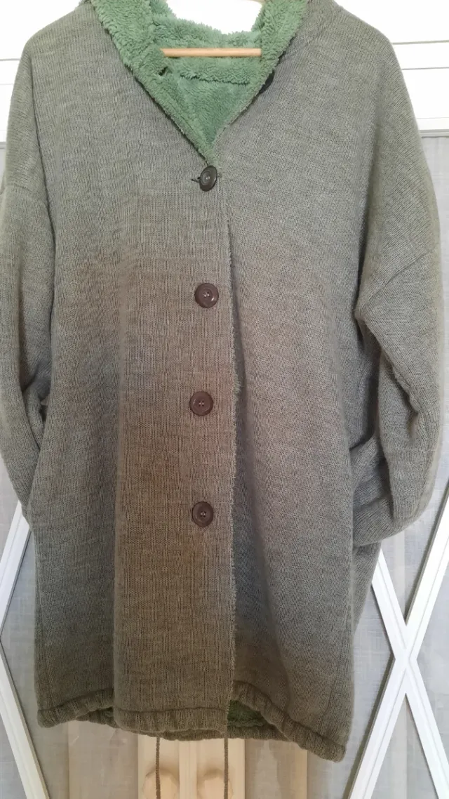 Abrigo verde punto con interior pelito