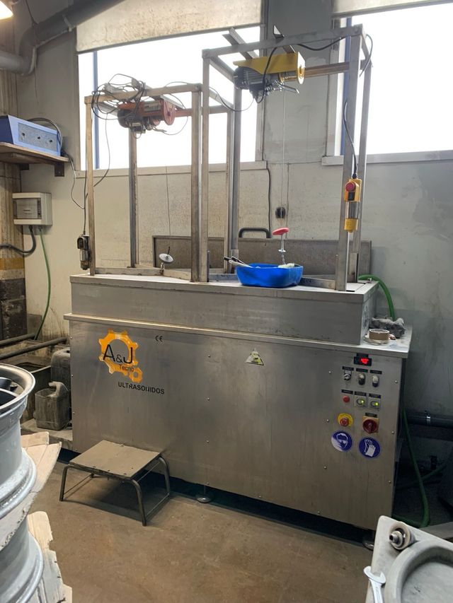 Máquina de ultrasonidos para llantas y otras pieza