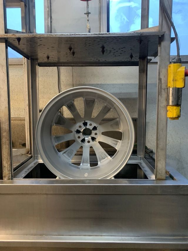 Máquina de ultrasonidos para llantas y otras pieza