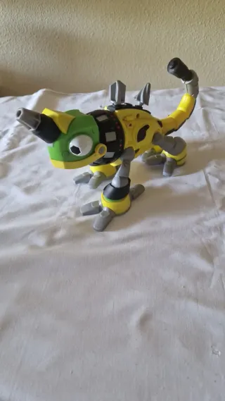 Juguete robot camaleón amarillo y verde