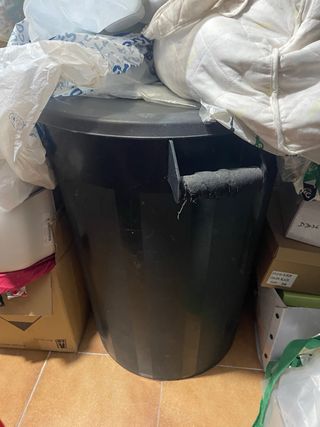 Cubo de basura negro de plástico