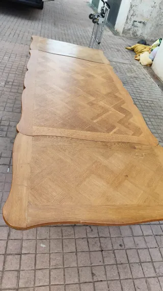 Mesa de roble antigua está en madera natural