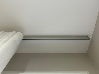 Cortina blanca con diseño ondulado