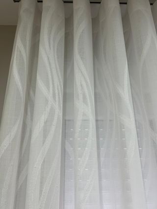 Cortina blanca con diseño ondulado