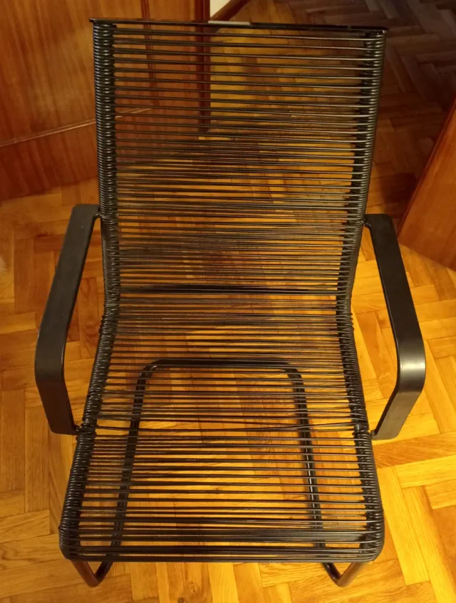 Dos sillas VÄSMAN Ikea con reposabrazos.