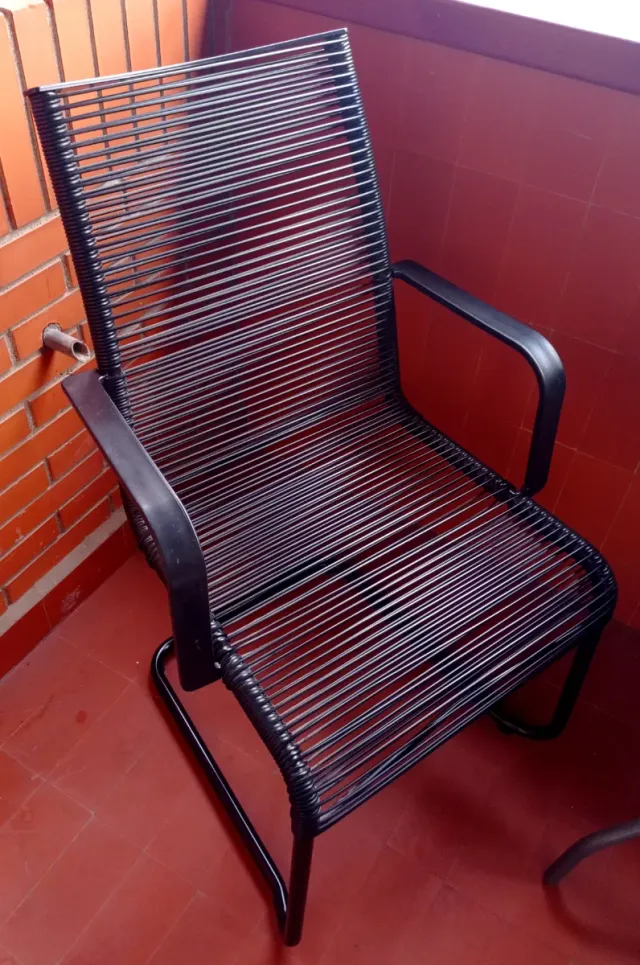 Dos sillas VÄSMAN Ikea con reposabrazos.