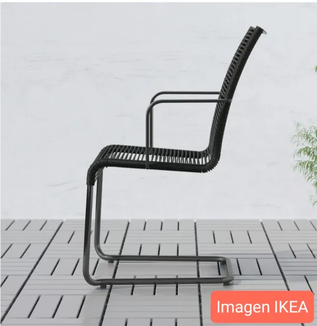 Dos sillas VÄSMAN Ikea con reposabrazos.