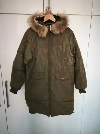 Abrigo de invierno verde oliva con capucha