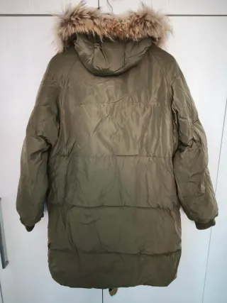 Abrigo de invierno verde oliva con capucha