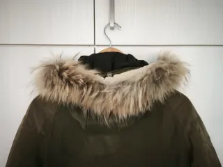 Abrigo de invierno verde oliva con capucha