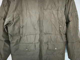 Abrigo de invierno verde oliva con capucha