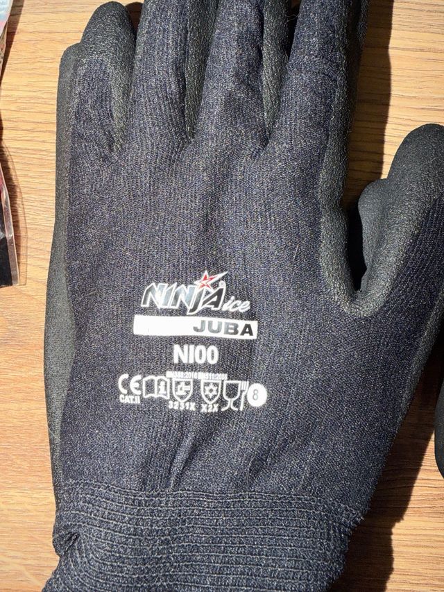 Guantes de trabajo HyFlex negros y grises