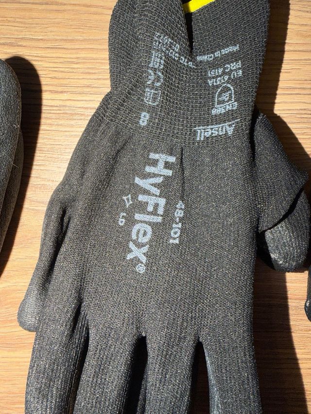 Guantes de trabajo HyFlex negros y grises
