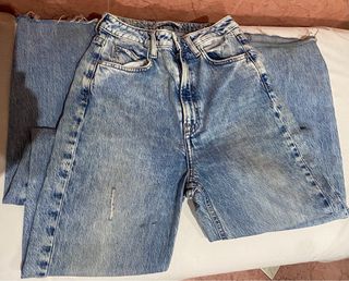 Pantalón vaquero Zara desgastado