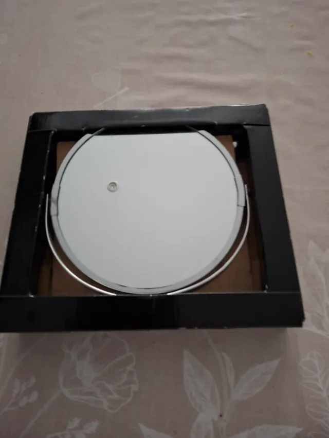 Espejo de maquillaje plateado para baño