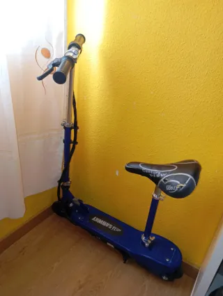 Patinete eléctrico tipo scooter azul