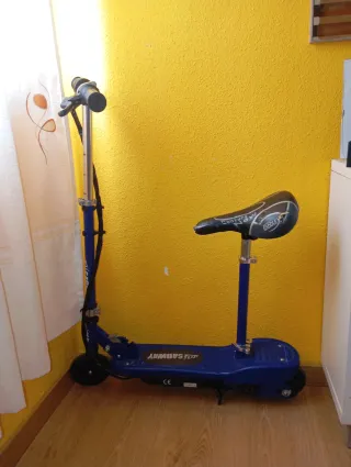 Patinete eléctrico tipo scooter azul