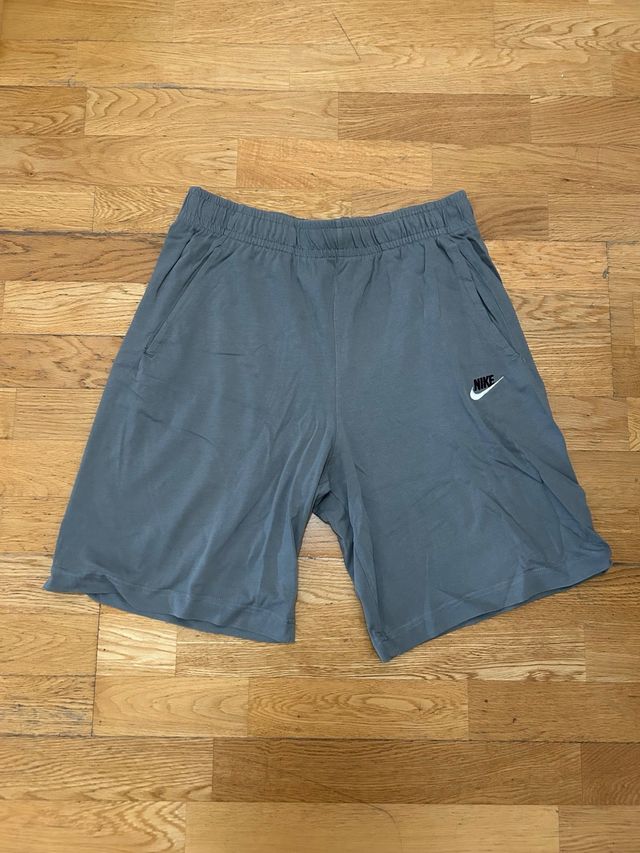 Pantalón corto Nike gris oscuro