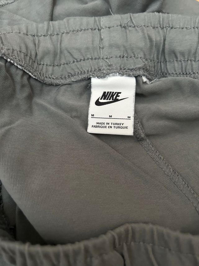 Pantalón corto Nike gris oscuro