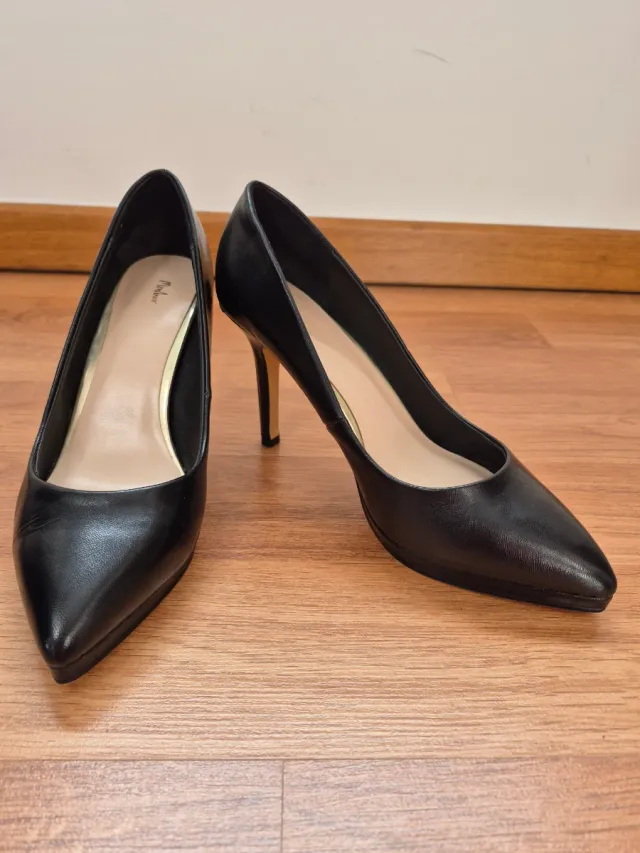 Zapatos tacón negros con acabados dorados