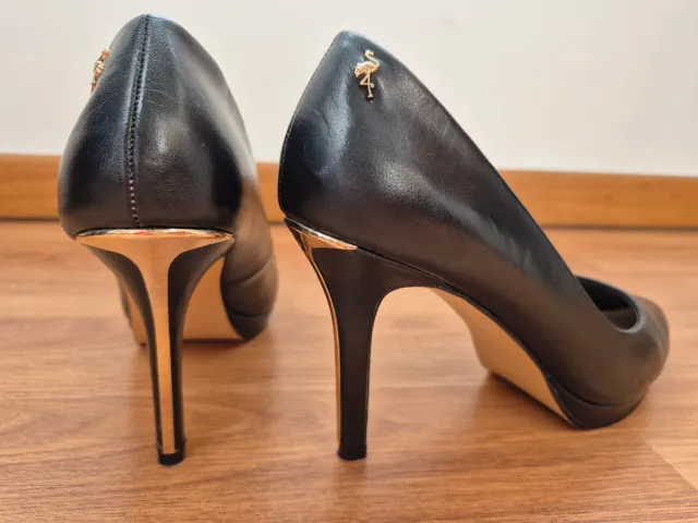 Zapatos tacón negros con acabados dorados