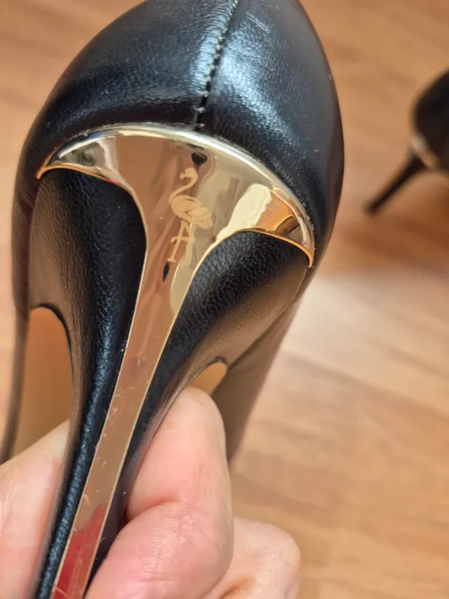 Zapatos tacón negros con acabados dorados