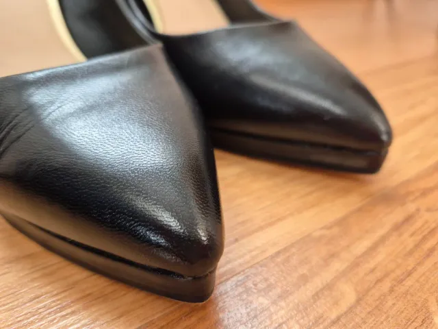 Zapatos tacón negros con acabados dorados