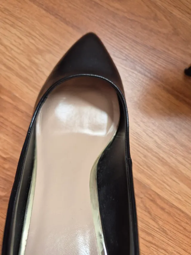 Zapatos tacón negros con acabados dorados