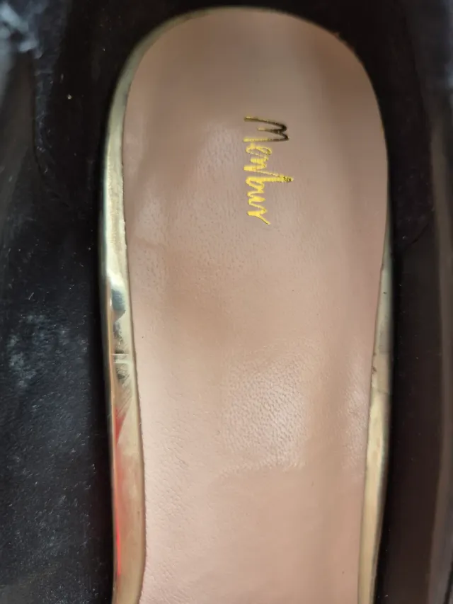 Zapatos tacón negros con acabados dorados