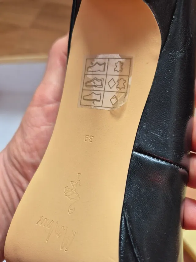 Zapatos tacón negros con acabados dorados