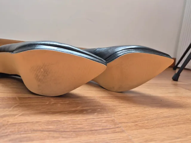 Zapatos tacón negros con acabados dorados