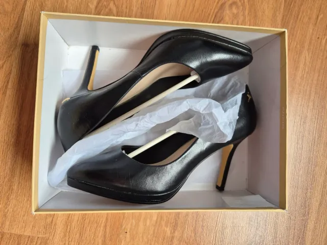 Zapatos tacón negros con acabados dorados