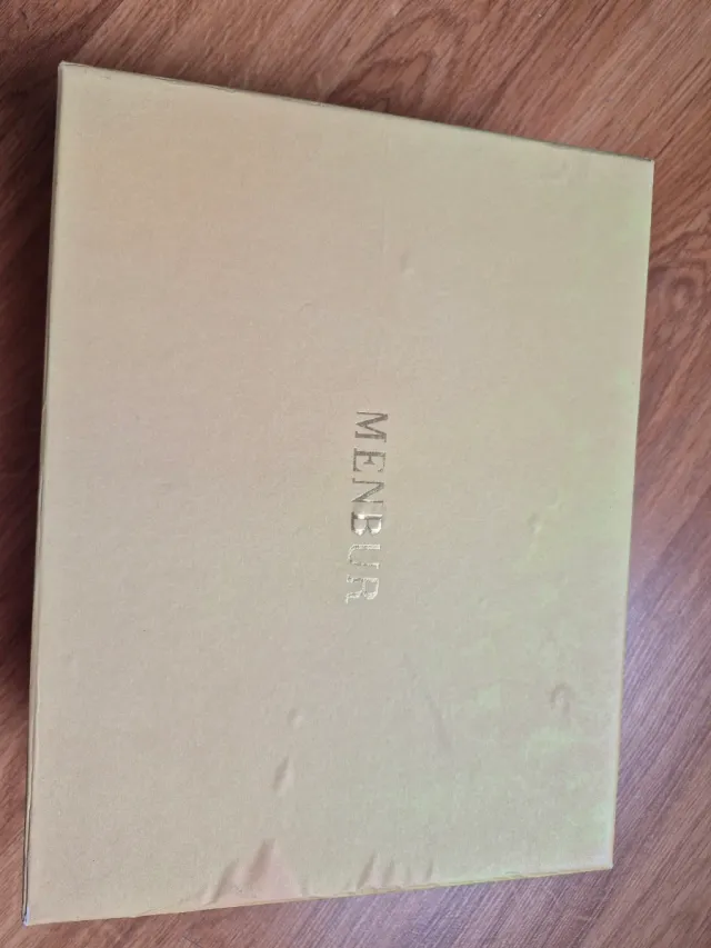 Zapatos tacón negros con acabados dorados